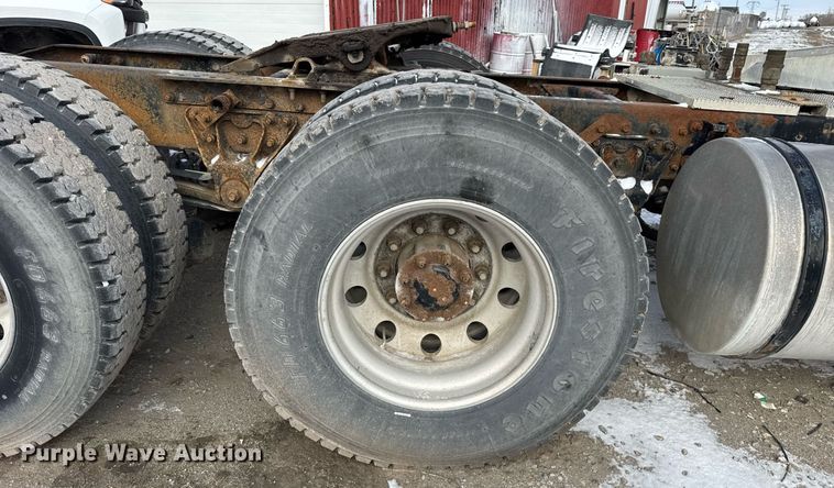 image for item DH9520 2004 Mack  CX613 semi truck