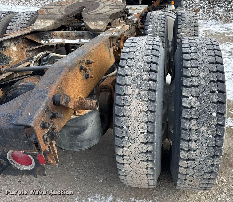 image for item DH9520 2004 Mack  CX613 semi truck