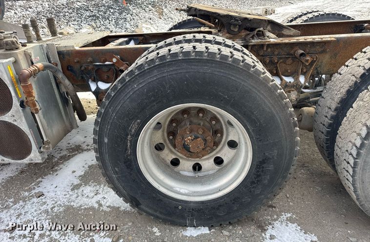 image for item DH9520 2004 Mack  CX613 semi truck