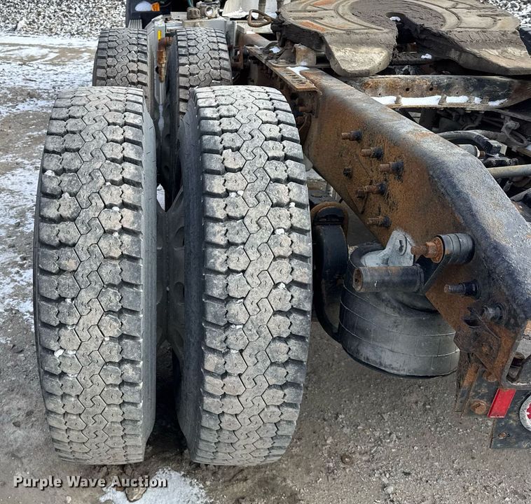 image for item DH9520 2004 Mack  CX613 semi truck