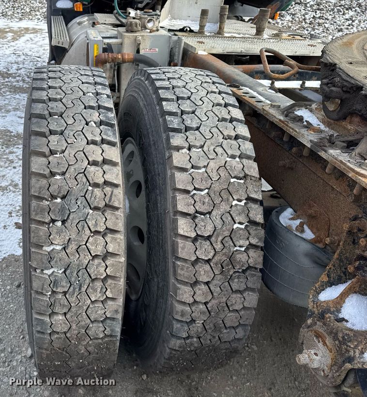 image for item DH9520 2004 Mack  CX613 semi truck