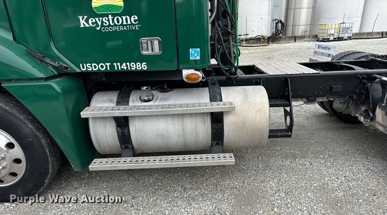 image for item DH9566 2009 Freightliner  Columbia semi truck