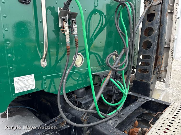 image for item DH9566 2009 Freightliner  Columbia semi truck