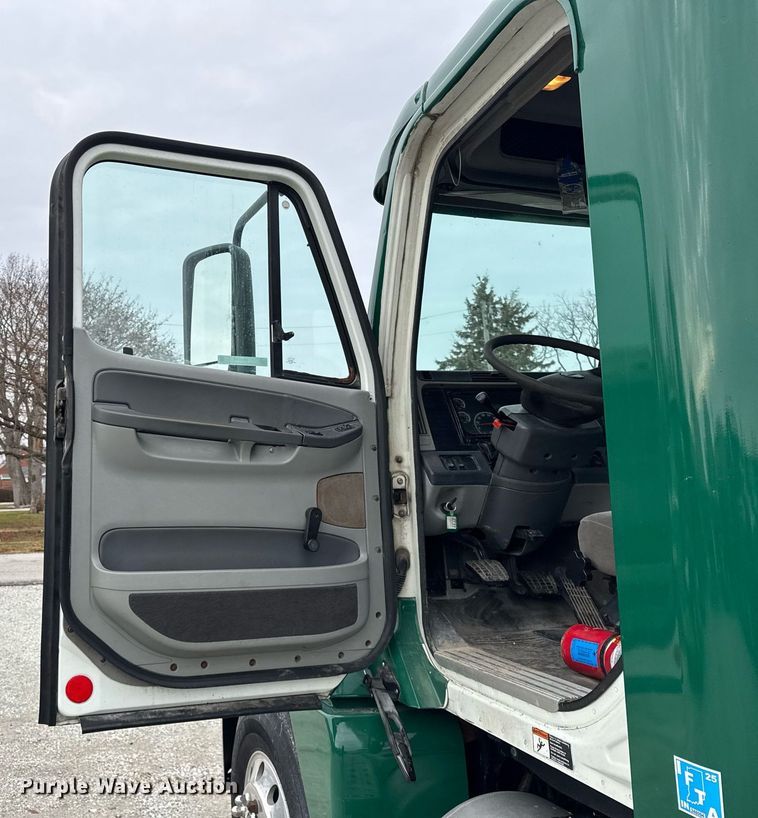 image for item DH9566 2009 Freightliner  Columbia semi truck