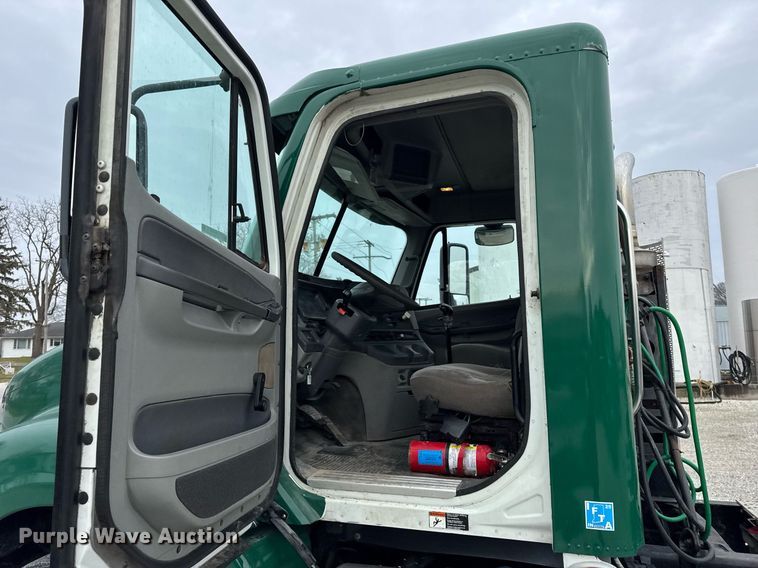 image for item DH9566 2009 Freightliner  Columbia semi truck