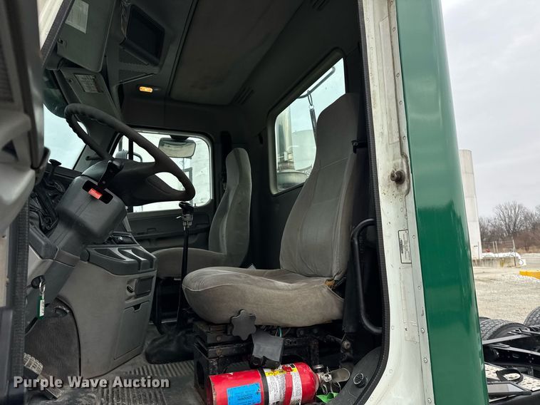 image for item DH9566 2009 Freightliner  Columbia semi truck