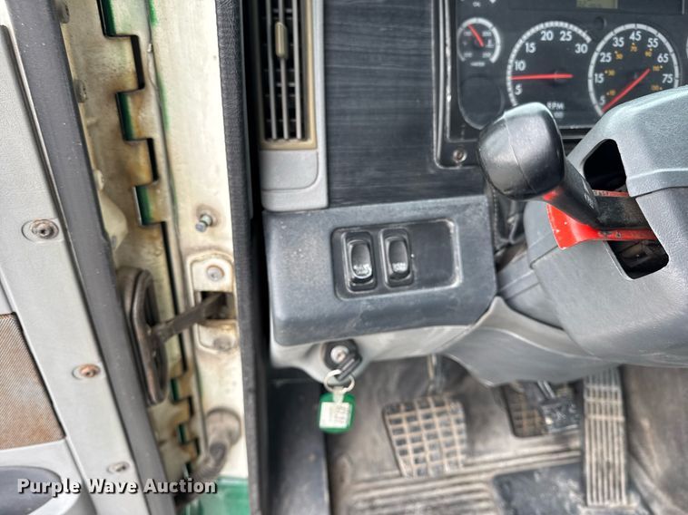 image for item DH9566 2009 Freightliner  Columbia semi truck