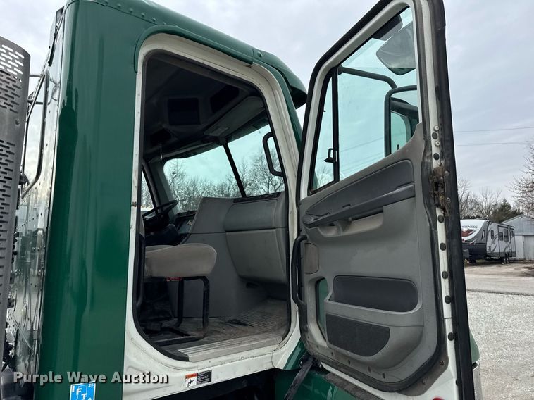 image for item DH9566 2009 Freightliner  Columbia semi truck