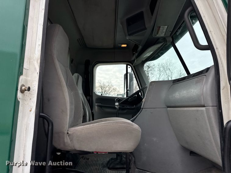 image for item DH9566 2009 Freightliner  Columbia semi truck