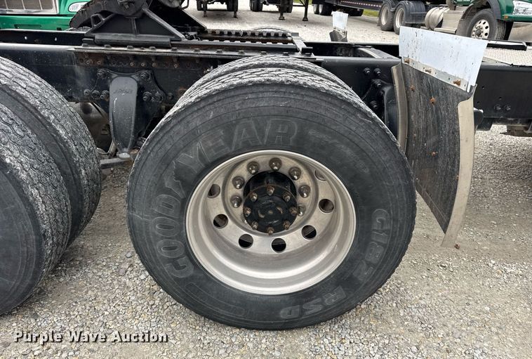 image for item DH9566 2009 Freightliner  Columbia semi truck