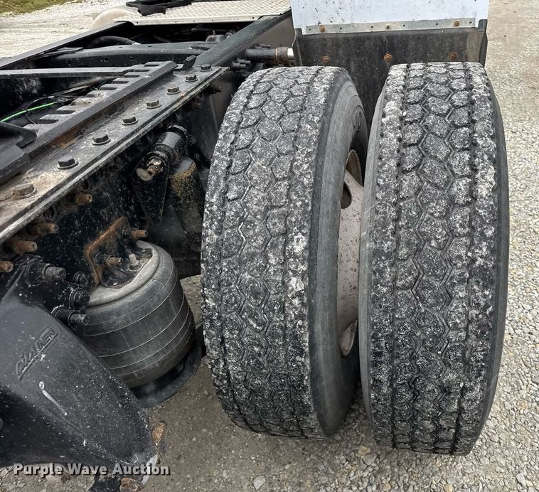 image for item DH9566 2009 Freightliner  Columbia semi truck