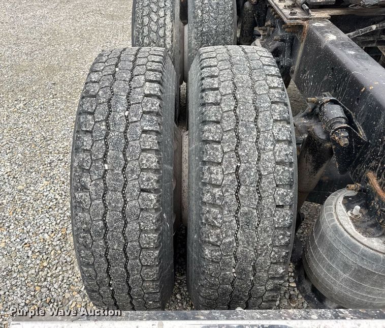 image for item DH9566 2009 Freightliner  Columbia semi truck