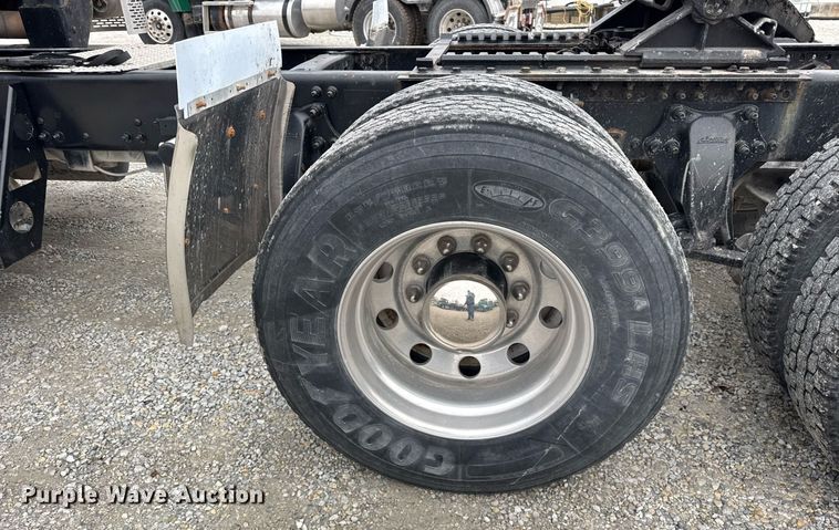 image for item DH9566 2009 Freightliner  Columbia semi truck