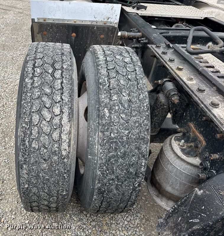 image for item DH9566 2009 Freightliner  Columbia semi truck