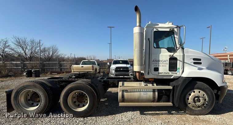 image for item DM5499 2006 Mack CXN613 semi truck