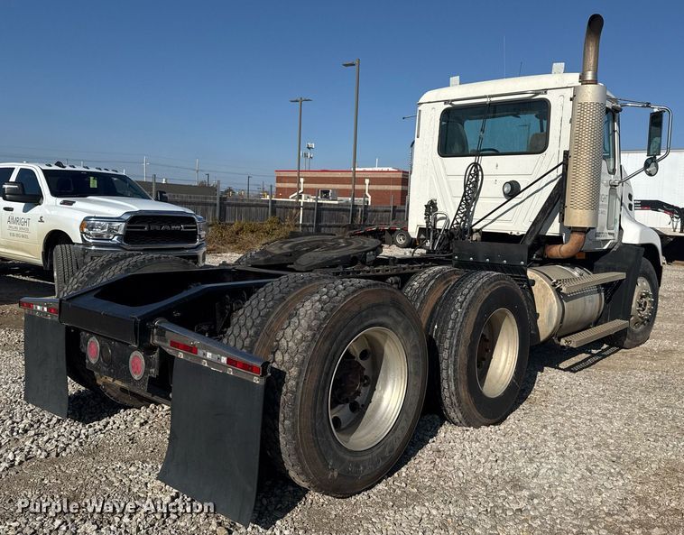 image for item DM5499 2006 Mack CXN613 semi truck