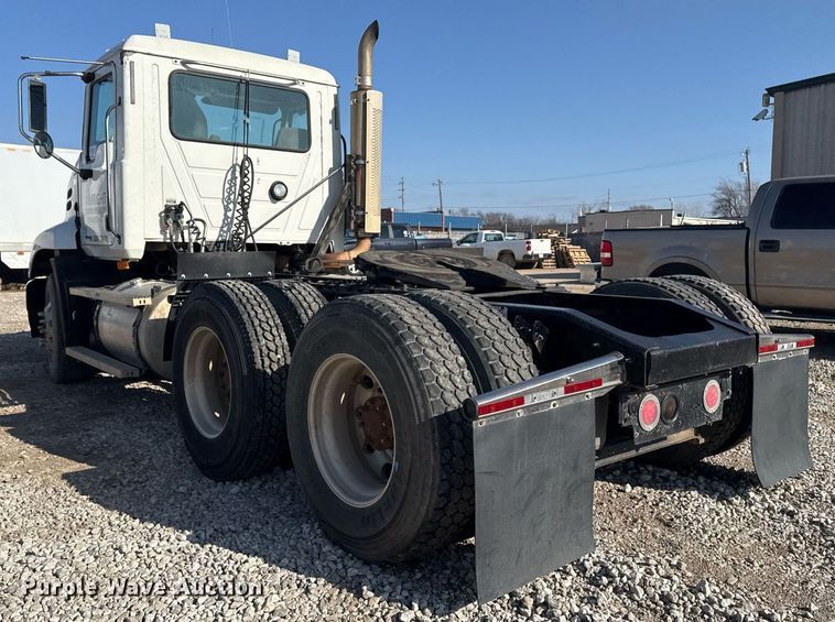 image for item DM5499 2006 Mack CXN613 semi truck