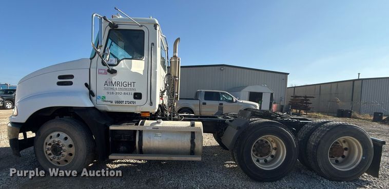 image for item DM5499 2006 Mack CXN613 semi truck