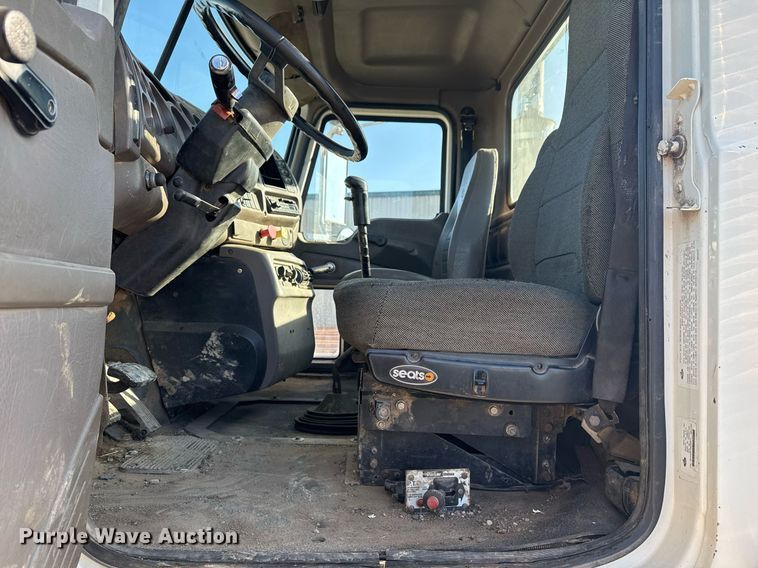 image for item DM5499 2006 Mack CXN613 semi truck