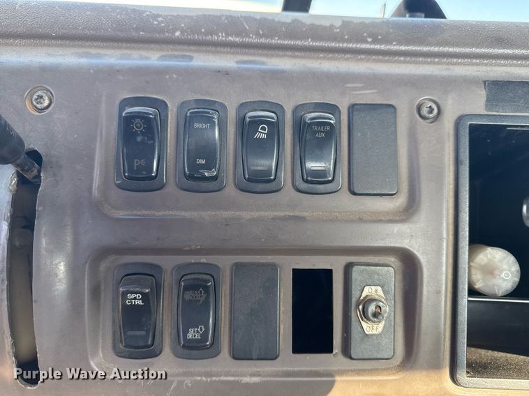 image for item DM5499 2006 Mack CXN613 semi truck