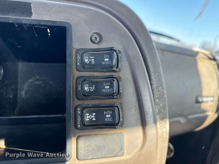 image for item DM5499 2006 Mack CXN613 semi truck