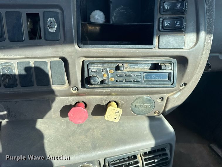 image for item DM5499 2006 Mack CXN613 semi truck