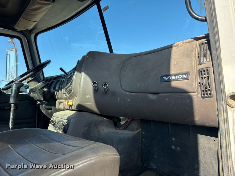 image for item DM5499 2006 Mack CXN613 semi truck