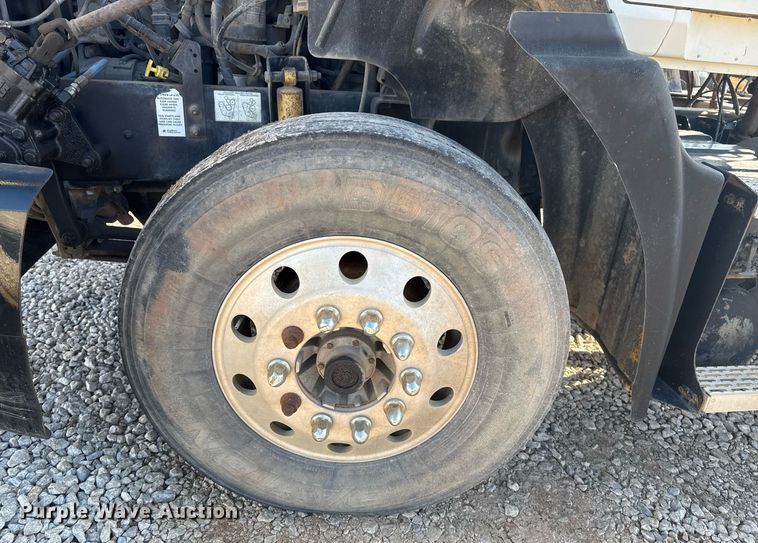 image for item DM5499 2006 Mack CXN613 semi truck