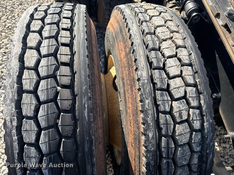 image for item DM5499 2006 Mack CXN613 semi truck