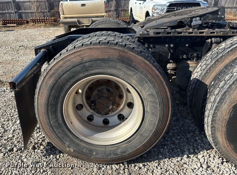 image for item DM5499 2006 Mack CXN613 semi truck