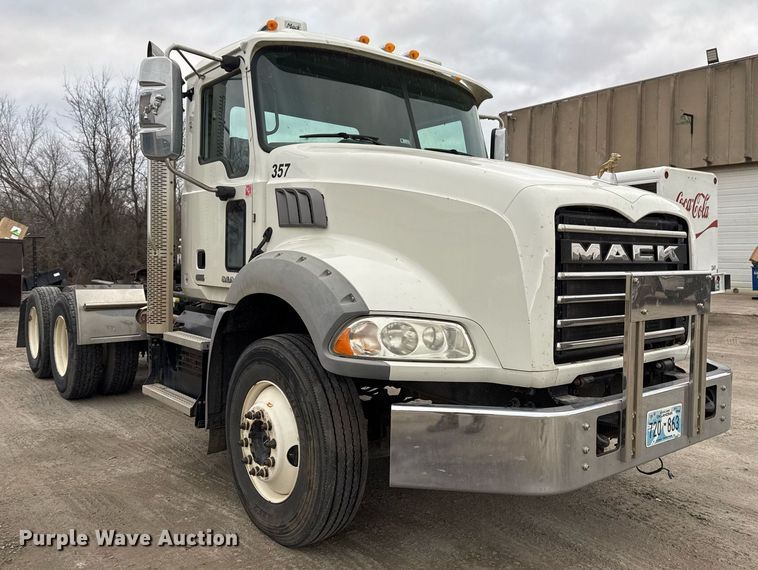 image for item DM5507 2018 Mack GU813 semi truck
