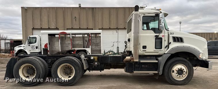 image for item DM5507 2018 Mack GU813 semi truck
