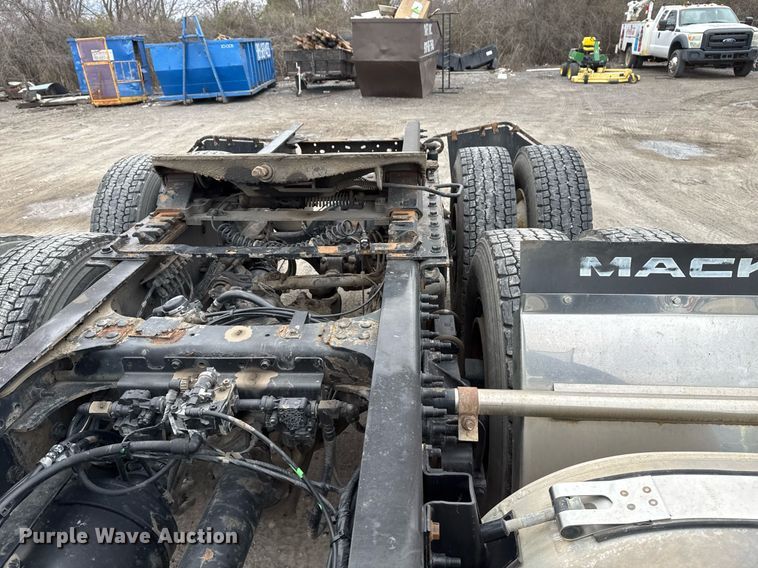 image for item DM5507 2018 Mack GU813 semi truck