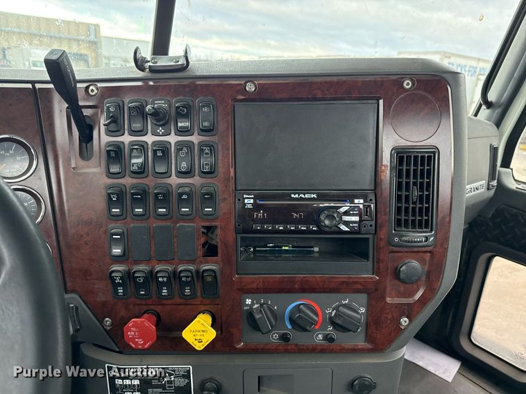 image for item DM5507 2018 Mack GU813 semi truck