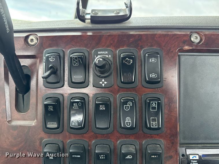 image for item DM5507 2018 Mack GU813 semi truck