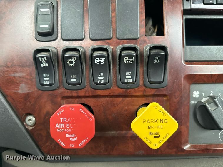 image for item DM5507 2018 Mack GU813 semi truck