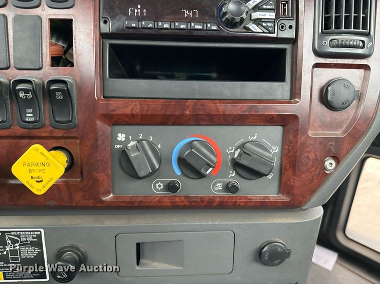 image for item DM5507 2018 Mack GU813 semi truck