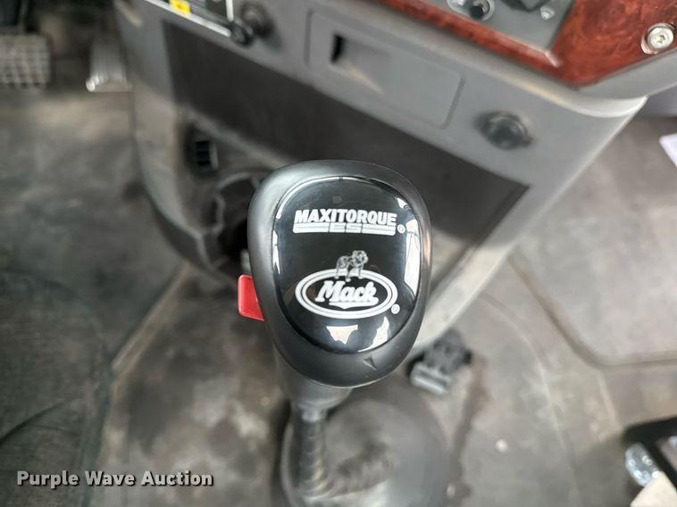 image for item DM5507 2018 Mack GU813 semi truck