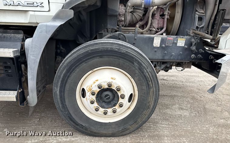 image for item DM5507 2018 Mack GU813 semi truck