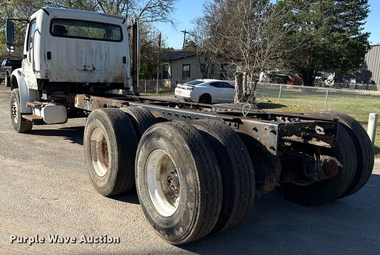 image for item DO2585 2009 Freightliner Business Class M2 truck cab and chassis