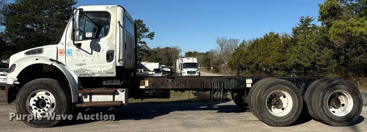 image for item DO2585 2009 Freightliner Business Class M2 truck cab and chassis