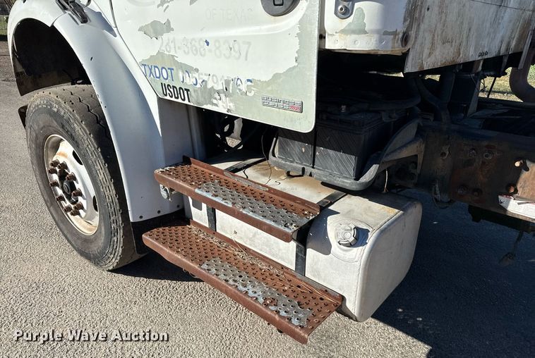 image for item DO2585 2009 Freightliner Business Class M2 truck cab and chassis