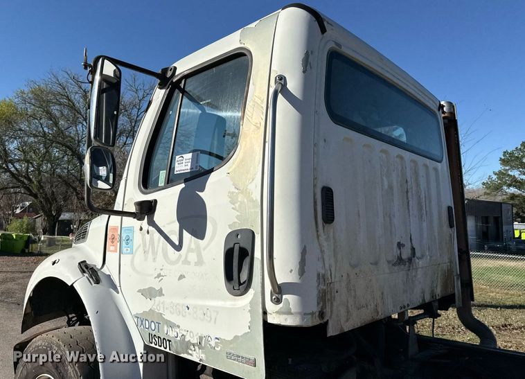 image for item DO2585 2009 Freightliner Business Class M2 truck cab and chassis
