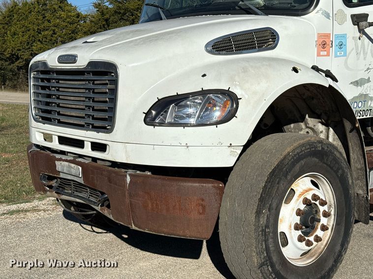 image for item DO2585 2009 Freightliner Business Class M2 truck cab and chassis