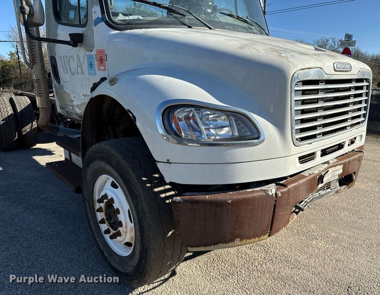 image for item DO2585 2009 Freightliner Business Class M2 truck cab and chassis