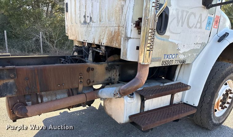 image for item DO2585 2009 Freightliner Business Class M2 truck cab and chassis