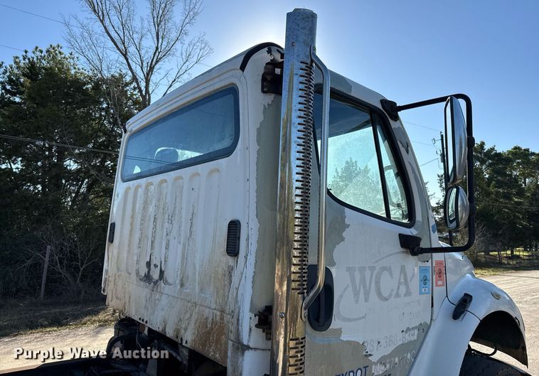 image for item DO2585 2009 Freightliner Business Class M2 truck cab and chassis