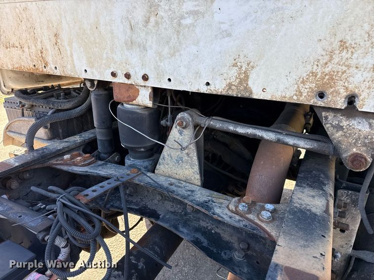 image for item DO2585 2009 Freightliner Business Class M2 truck cab and chassis