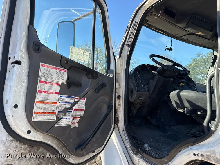 image for item DO2585 2009 Freightliner Business Class M2 truck cab and chassis