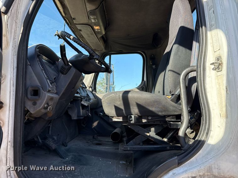 image for item DO2585 2009 Freightliner Business Class M2 truck cab and chassis